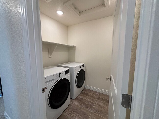 Building Photo - Elegant 3BR Townhome