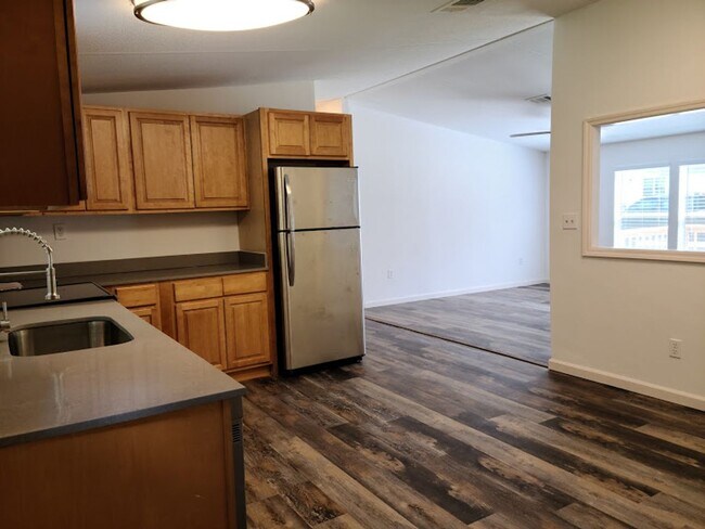 Building Photo - Updated 3 bed 2 bath