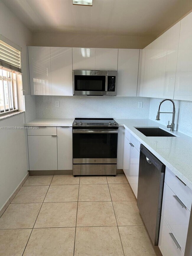 Building Photo - 9170 Fontainebleau Blvd