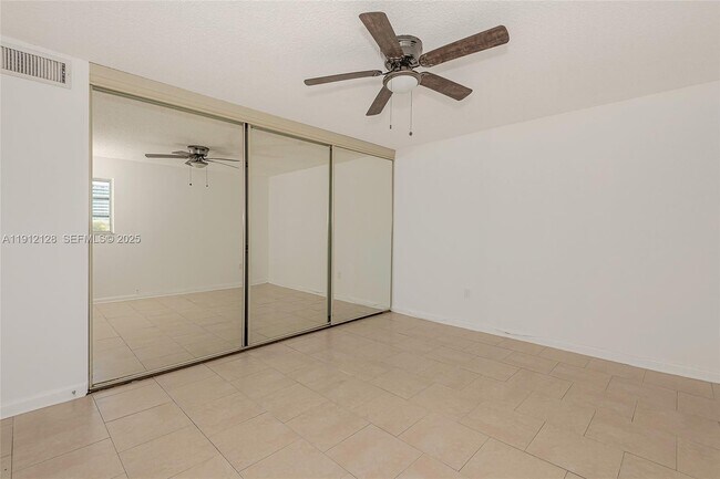 Building Photo - 1975 NE 135th St