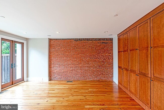 Building Photo - 325 D St SE