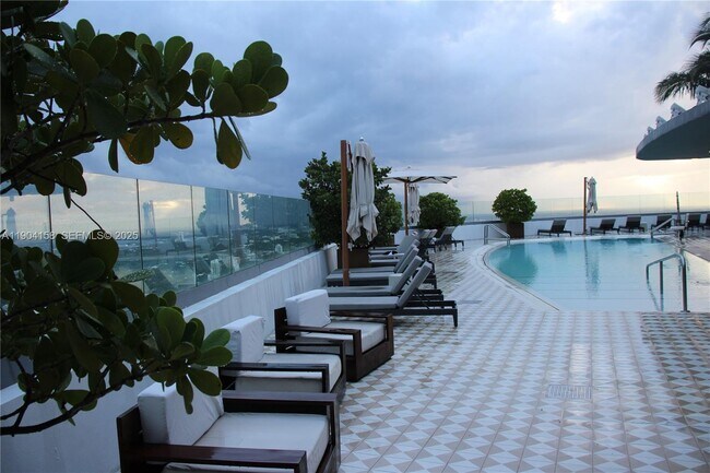 Building Photo - 801 S Miami Ave