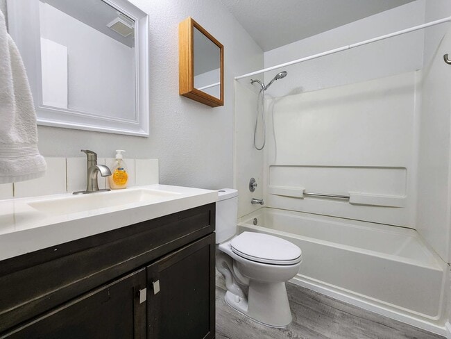 Building Photo - 3 Bedroom M Section Condo FOR RENT !