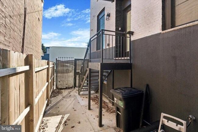 Building Photo - 2141 E Hagert St