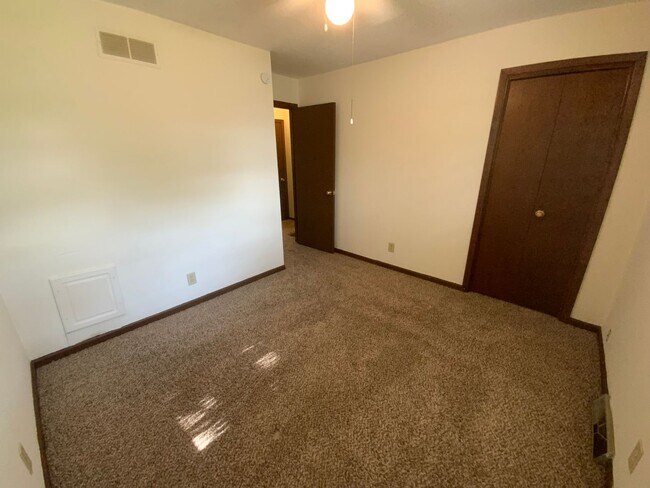 Building Photo - 560 NE Park Ln