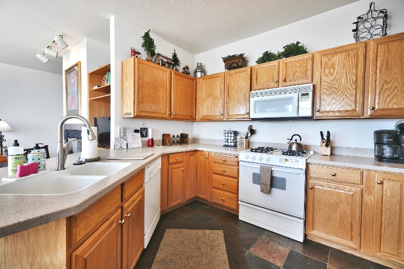 Building Photo - 8371 Meadowview Dr