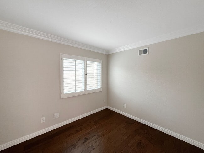 Building Photo - Great 3B/2.5BA House in Gated Community in...