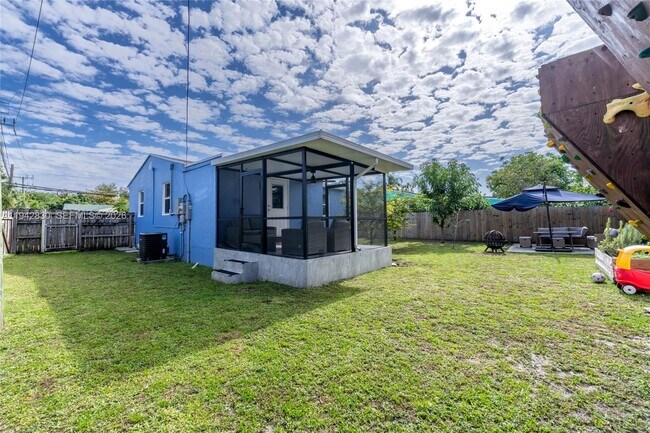 Building Photo - 320 S 28th Ave