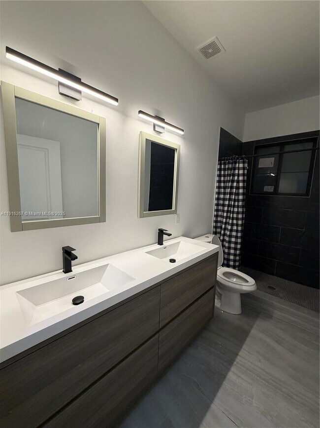 Building Photo - 932 SW 10th St