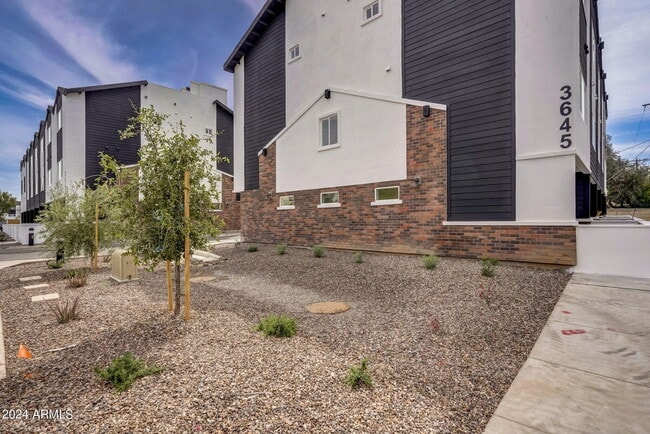 Building Photo - 3645 E Earll Dr