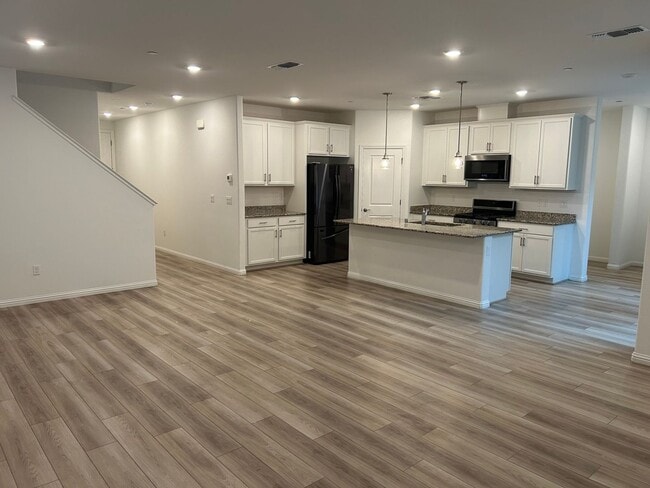 Building Photo - Beautiful 4 Bedroom 3 Bath Brentwood Home