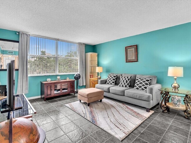 Building Photo - 6570 Royal Palm Blvd