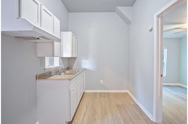 Building Photo - Convenient Home near Downtown's Heart