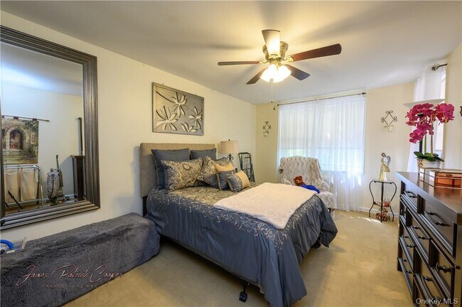 Building Photo - 5 Sadore Ln
