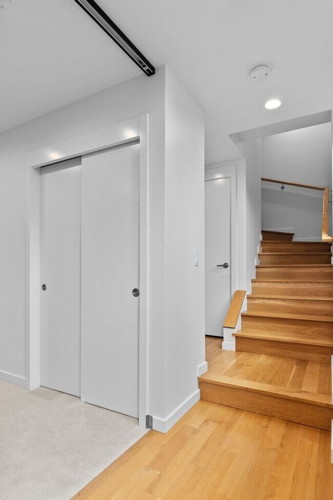 Building Photo - Sweet Ultra-Modern Air-Conditioned West Seattle Townhome w/ Parking