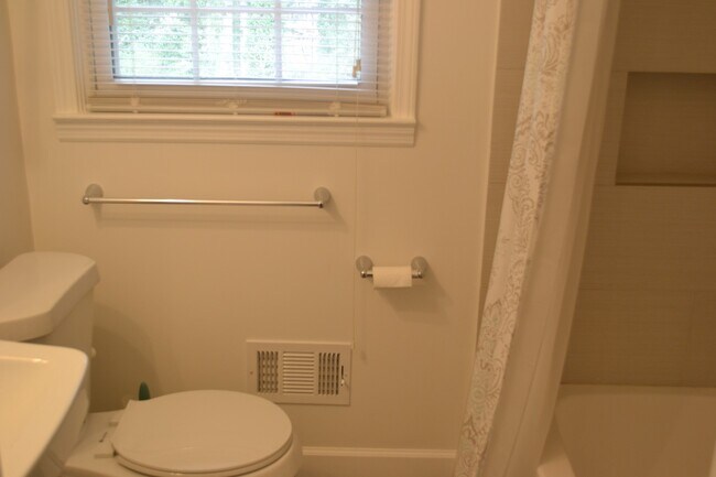 Building Photo - Wonderful Evergreen Hills Community 3 Bed 2 bath Large Lot Single Family Rental