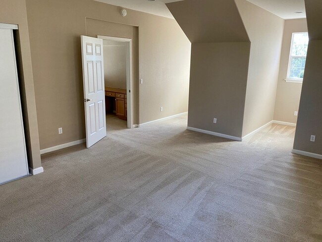 Building Photo - 4 bedroom home in Bethany village