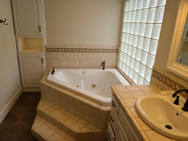 Building Photo - 413 W Acacia Ave