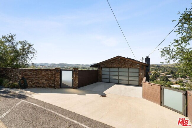 Building Photo - 28207 Laura La Plante Dr