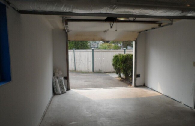 Building Photo - UNIVERSITY PLACE 4 bdrm, 2 bath, $2995 rent