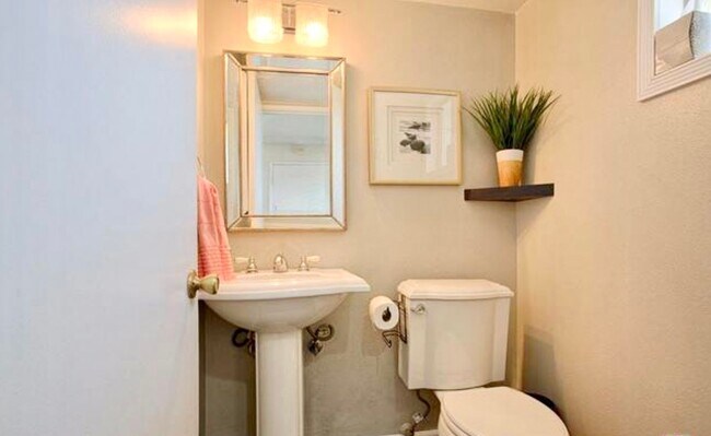 Building Photo - Amazing West LA Location - 2 bd / 2.5 ba T...