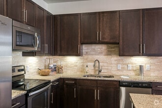 Building Photo - City Living Made Easy – 1/1 Near Downtown