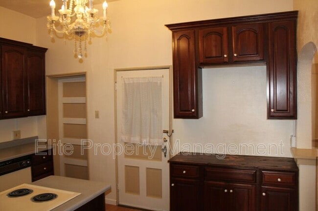 Building Photo - 511 W 13th St