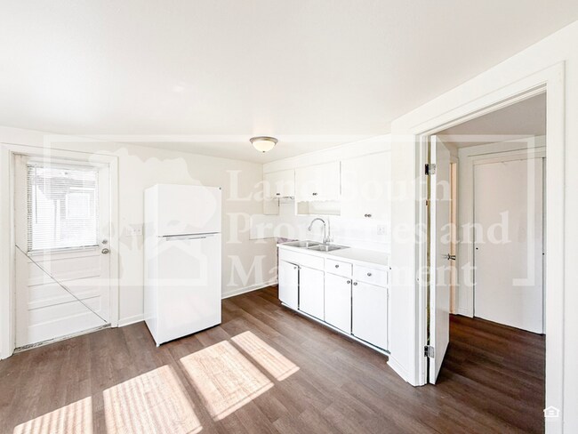 Building Photo - 1030 Lakewood Ct