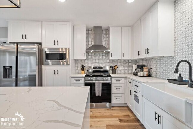 Building Photo - Charming 3Bdm 3Ba Unfurnished Home with Pa...