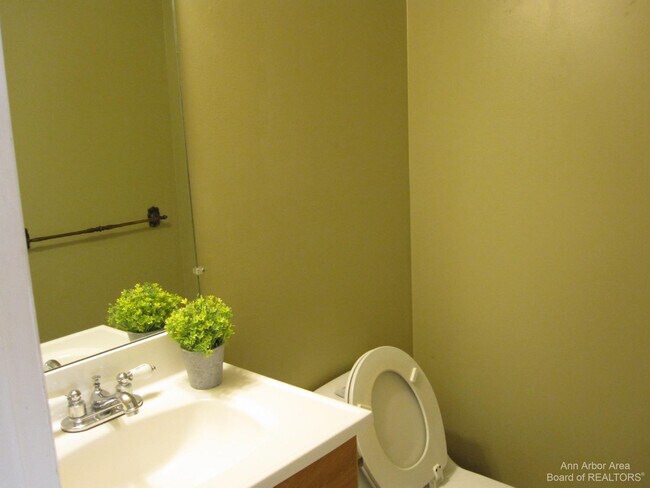 Building Photo - 3238 Alpine Dr