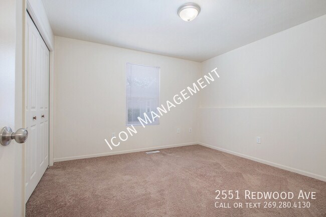 Building Photo - 2551 Redwood Ave