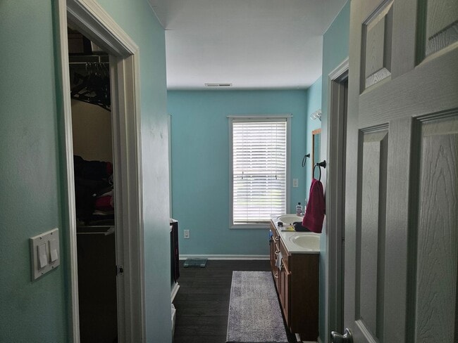 Building Photo - Beautiful unfurnished 4 bedroom, 2.5 bath ...