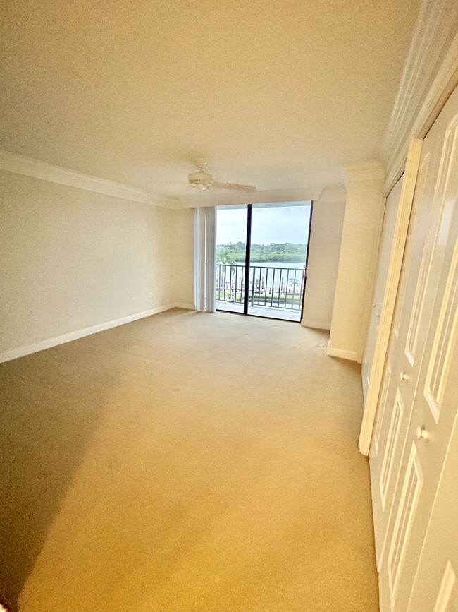 Master bedroom - spacious closets - 19111 Vista Bay Dr