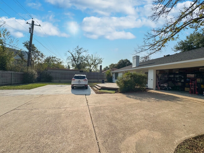 Building Photo - 1206 Holleman Dr