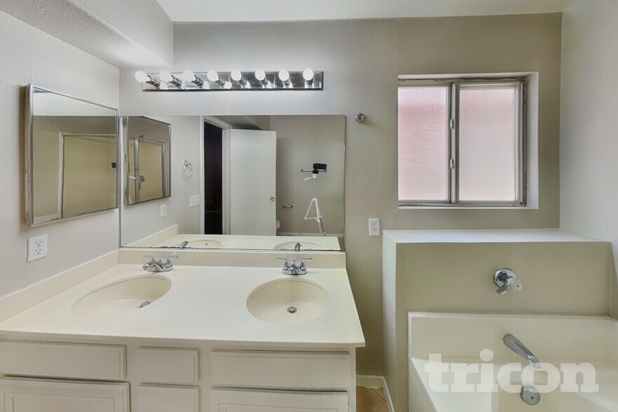 Building Photo - 1121 Indian Hedge Dr