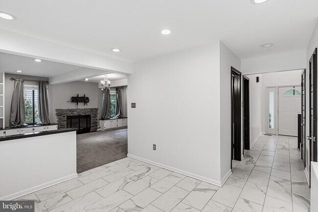 Building Photo - 6103 Triangle Dr
