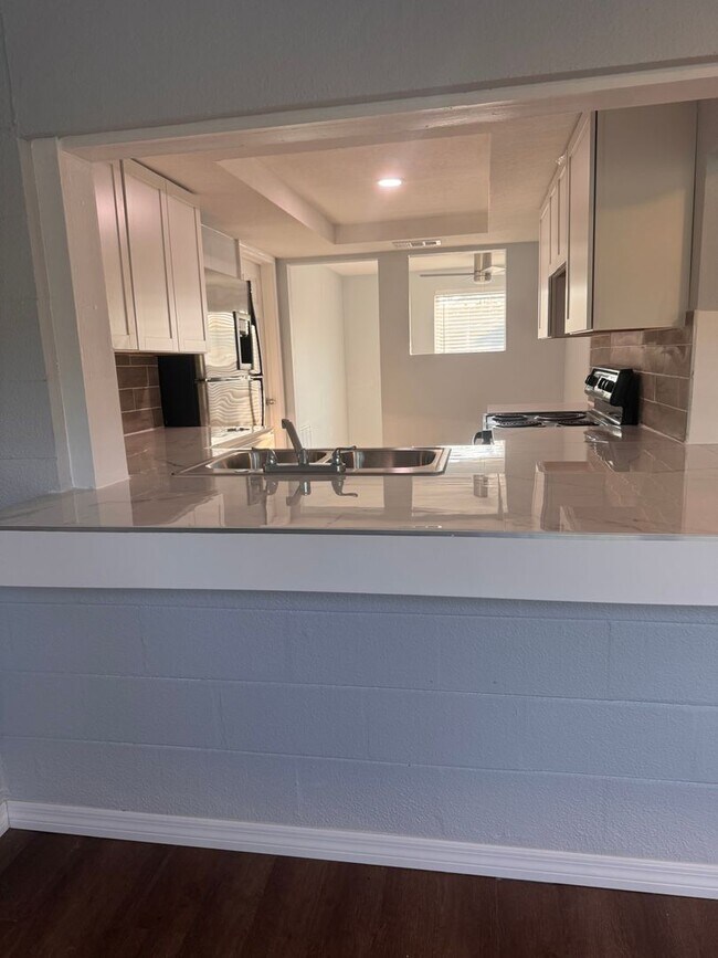 Building Photo - Renovated 2/2 available now !