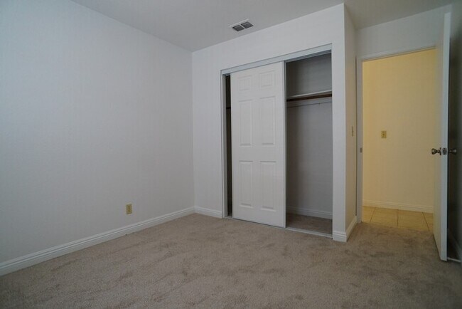 Building Photo - beautiful 3-bedroom, 2-bathroom single-story home in Roseville!