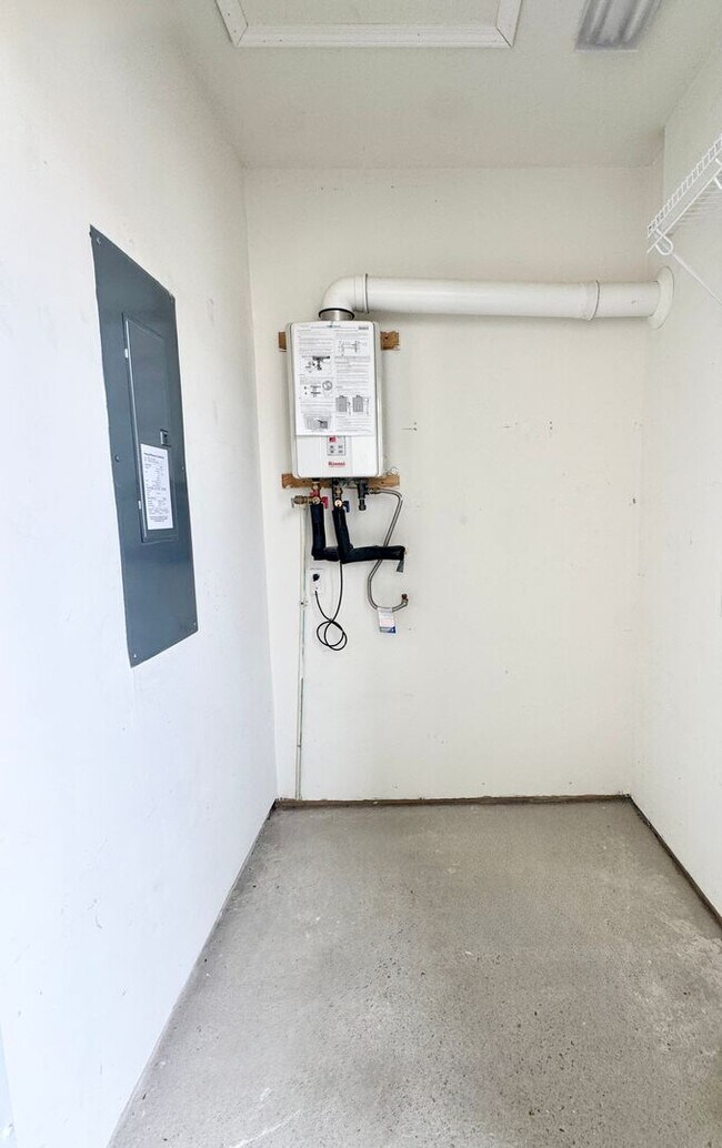 Building Photo - ELITE Townhome on Market Common! Move in ready! Make it YOURS for the Holidays!