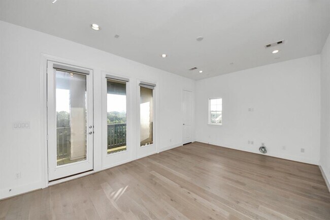 Building Photo - 4005 Woodshire Vlg Ests
