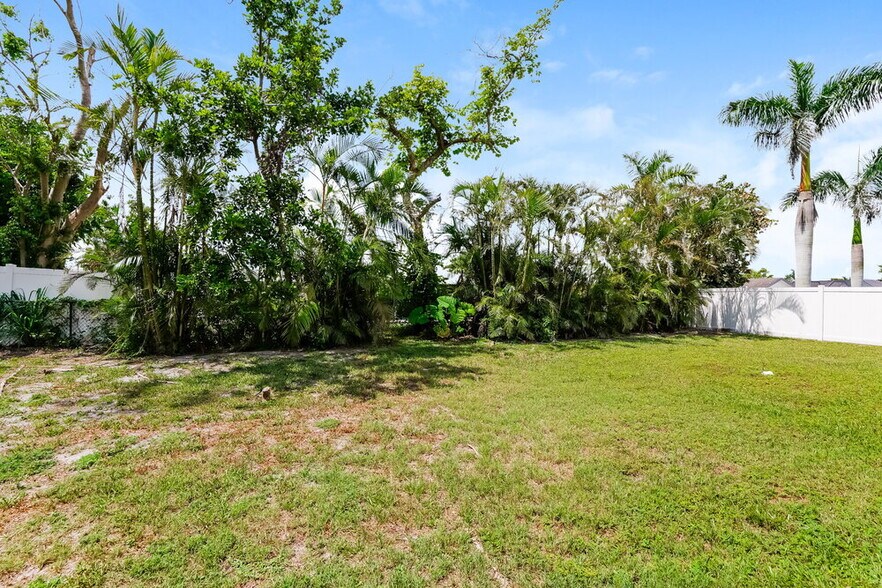 Building Photo - 2002 SE 12th St