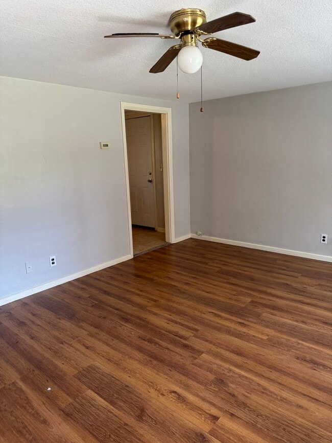 Building Photo - Cozy Two Bedroom Single Family Home