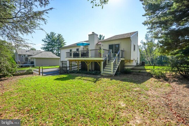 Building Photo - 9420 Lakeside Dr