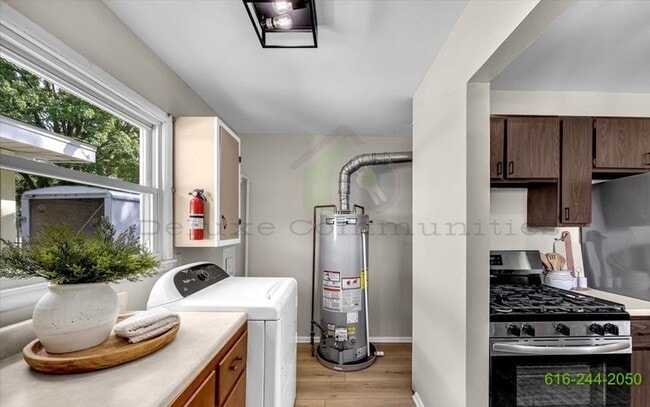 Building Photo - Newly Remodeled 3 Bedroom Kentwood Home! Stainless steel appliances!