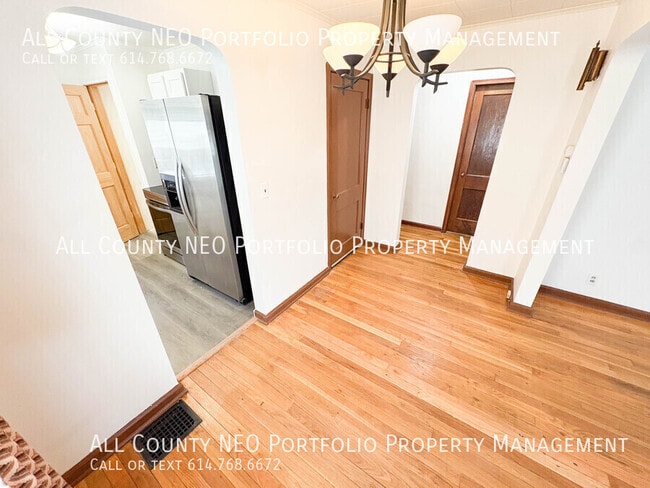 Building Photo - 1463 E Whittier St