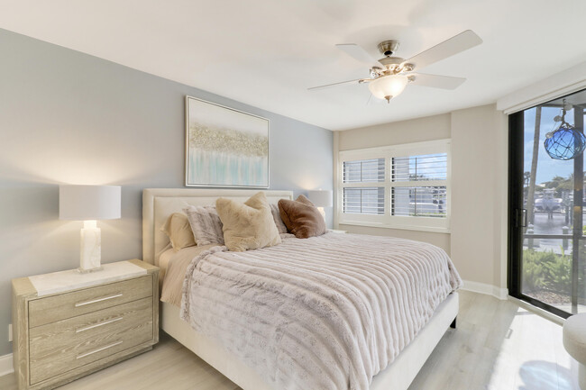 Building Photo - 515 Bay Colony Dr N