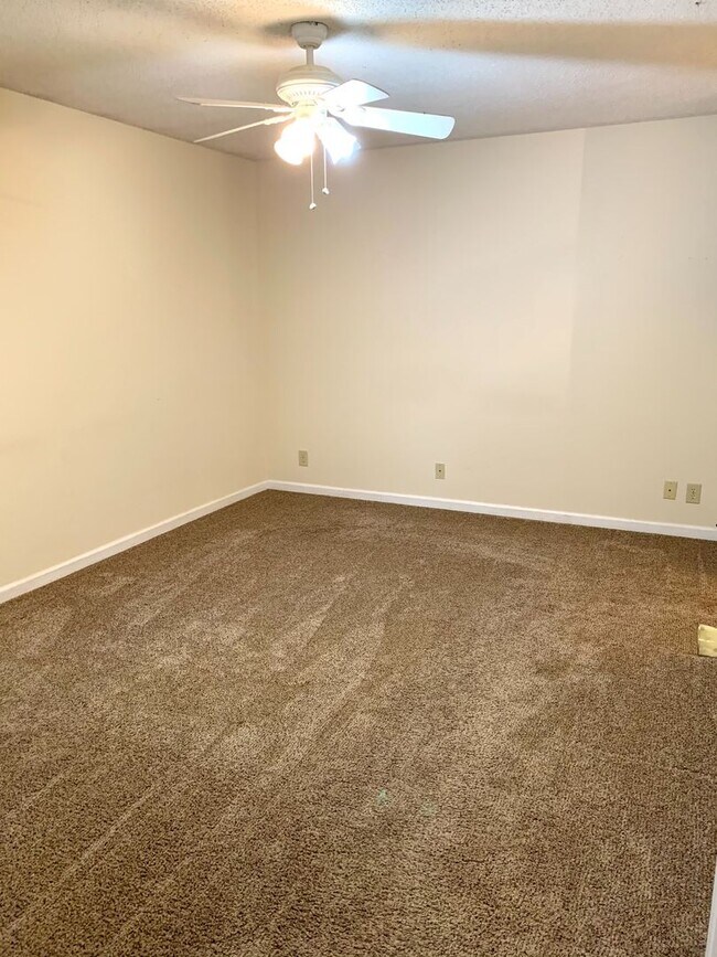 Building Photo - 268 Moncrest Dr
