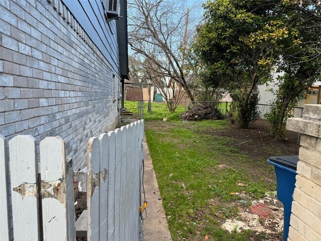 Building Photo - 12800 Irongate Ave