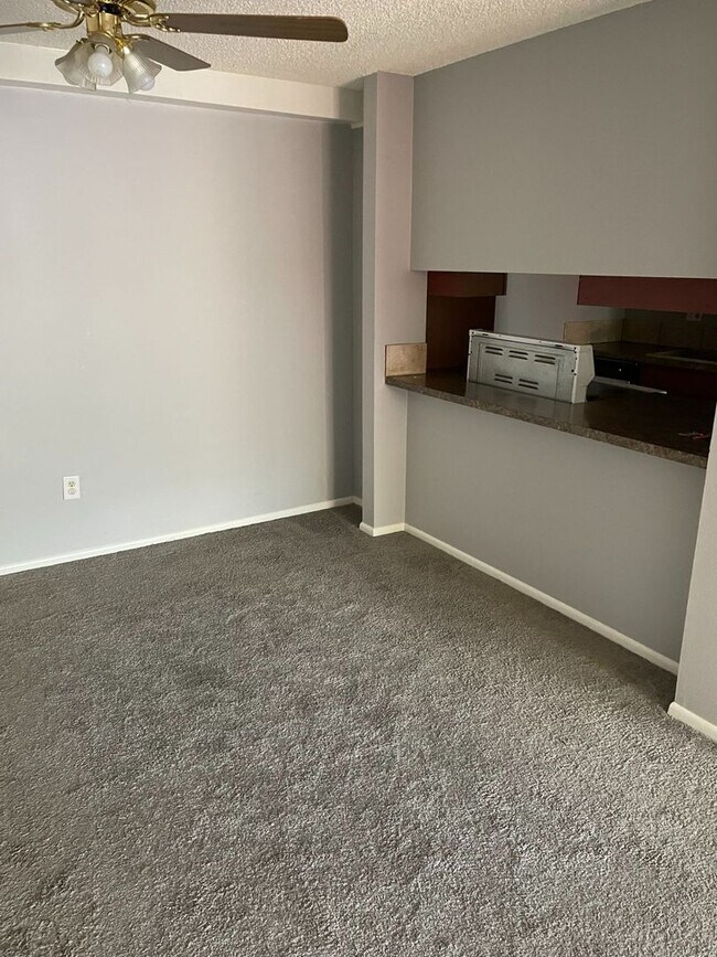 Building Photo - 2B/1B Upper Level Condo in Cottonwood Vill...