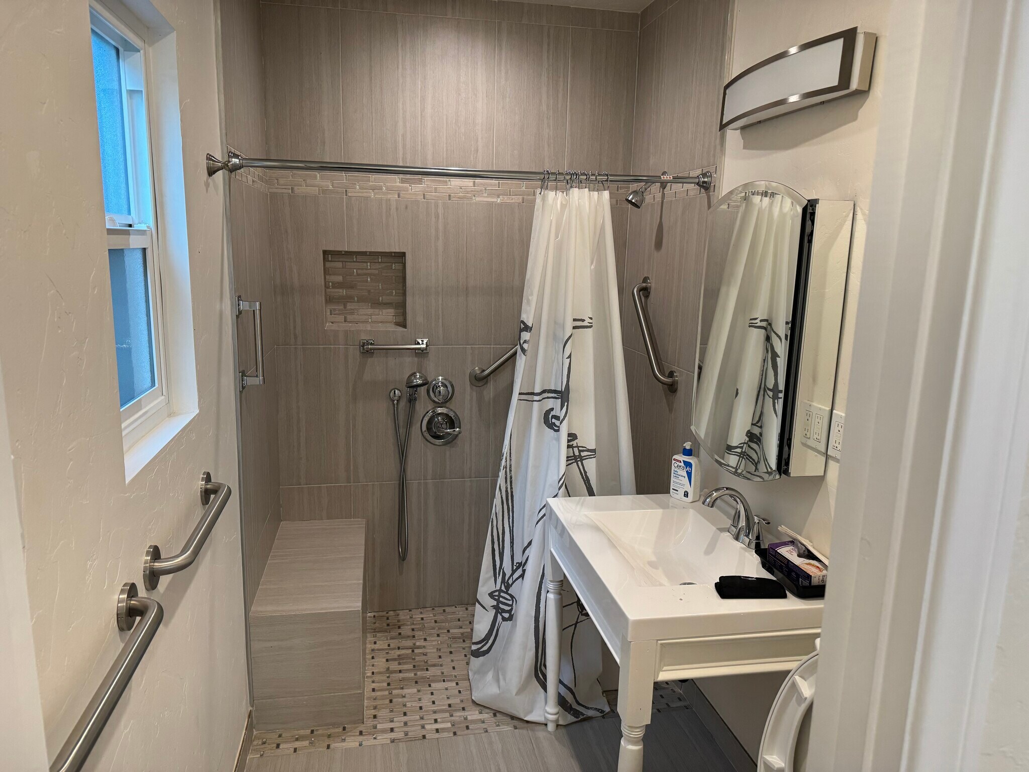 Building Photo - 6128 Maryland Dr